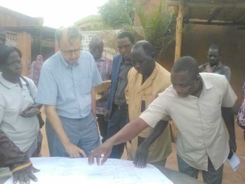 Approvisionnement des quartiers périphériques en eau potable : Le directeur eau Afrique de l’Ouest de la Banque mondiale en visite de terrain 