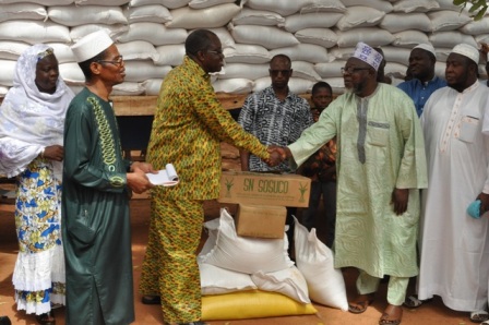 Journée de solidarité islamique : Du riz, du sucre et 16 millions pour les malades des formations sanitaires de Ouagadougou  