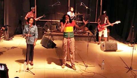 « On ne peut pas parler de reggae au Burkina sans parler d’Almamy KJ », le ministre, Tahirou Barry, au concert de remerciements de l’artiste
