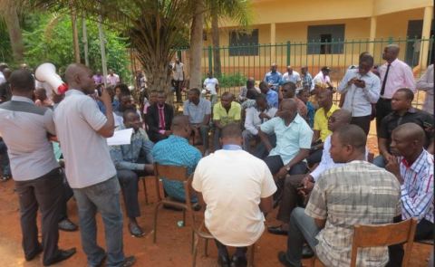 Sit in des travailleurs des impôts de Bobo : Les militants se sont rassemblés au gouvernorat
