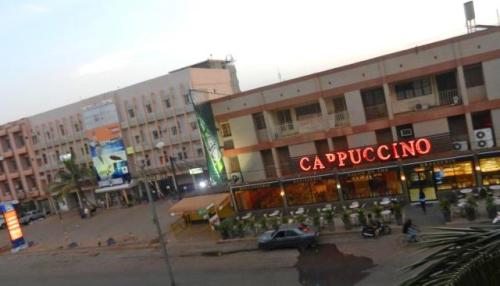Des employés du restaurant Cappuccino demandent à l’Etat d’aider le gérant qui est  « confronté à des entraves étatiques »