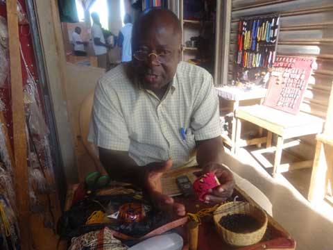 Création artistique : Idrissa Bitiogo, le magicien des accessoires en pagne
