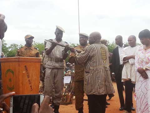 Sécurité : Simon Compaoré reçoit 130 armes et 11 motos des mains de Koglweogo