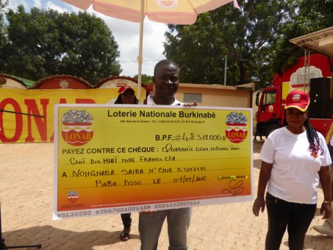 Bobo-Dioulasso : La LONAB a remis 42 millions au jeune lauréat de 31 ans 