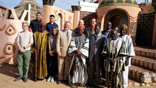Chefferie Traditionnelle : L’Ambassadeur des Etats-Unis au Burkina, Andrew Robert Young, chez le chef d’Issouka