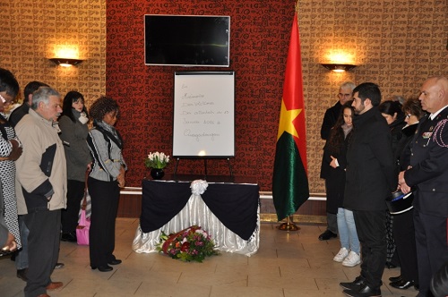 Attentats du Cappuccino et du Splendid à Ouagadougou : Dépôt de gerbe à l’Ambassade du Burkina Faso à Paris