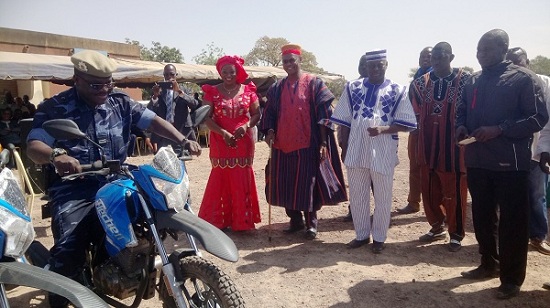 Boussé : Le député Raphäel Kouama  remet quatre motos à la gendarmerie