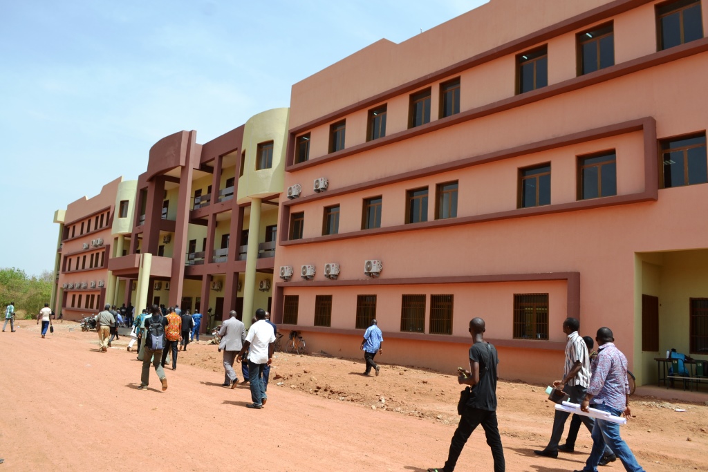 Enseignement supérieur : 3 025 livres pour les universités publiques, quatre infrastructures pédagogiques pour l’université Ouaga I/ Pr Joseph Ki-Zerbo 