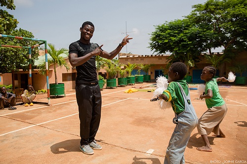 Bobo-Dioulasso : Des enfants handicapés auditifs dansent au son de la musique