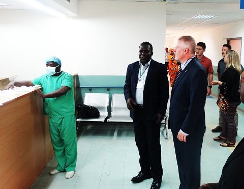 Santé : L’ambassadeur des Etats Unis a visité l’hôpital Blaise Compaoré