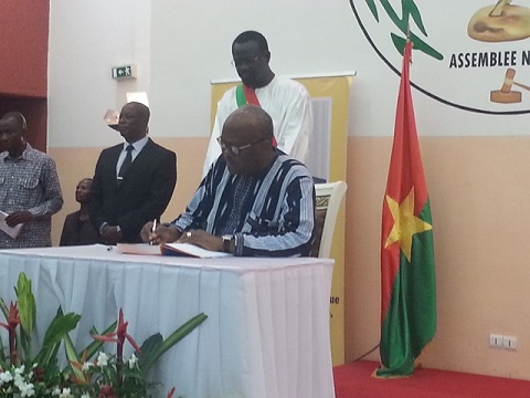 Disparition de Salifou Diallo : Le Président du Faso ouvre le livre de condoléances à l’Assemblée nationale