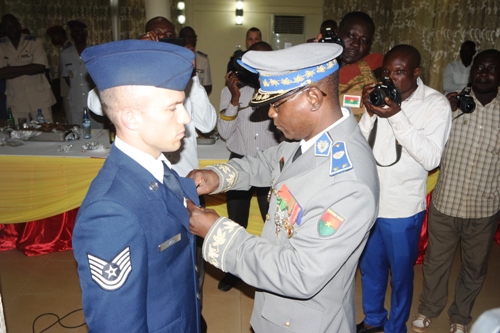 Coopération militaire USA-Burkina Faso : Le Sergent-chef John P. Lukich en fin de mission fait chevalier