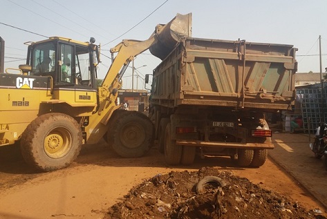 Assainissement de la ville de Ouagadougou : C’est parti pour une opération d’évacuation des produits de curage des caniveaux