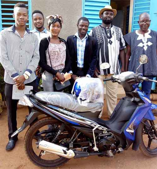 Pour la promotion de l’Anglais au Faso, la Fondation Tarpaga offre une moto à Fanny Gloria Yaméogo du lycée Newton Descartes