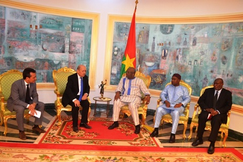 Coopération Burkina-France : Le ministre des affaires étrangères, Jean-Yves Le Drian, reçu par le Président Kaboré