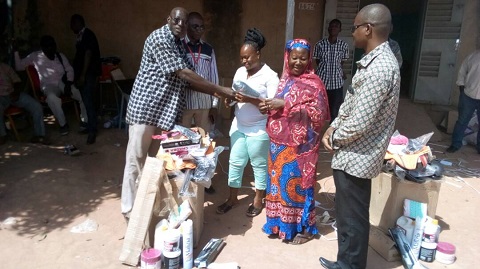 Employabilité des jeunes au Burkina Faso : Save The Children offre des kits à 30 jeunes bénéficiaires du projet PRAEJEM à Bobo-Dioulasso
