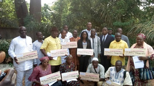 3eme appel à projets du FIE : Des promoteurs reçoivent leurs chèques à Bobo-Dioulasso