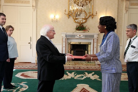 Relations diplomatiques entre le Burkina Faso et l’Irlande : Jacqueline Marie Zaba/Nikiéma présente ses lettres de créance au président Michael Daniel Higgins 