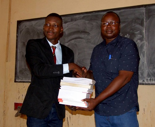 Université Nazi-Boni : l’étudiant Jonathan Ouédraogo collecte des documents au profit de ses camarades