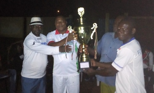 Coupe du président du Conseil régional de la Boucle du Mouhoun : l’équipe de Toma présente son trophée au maire de la commune