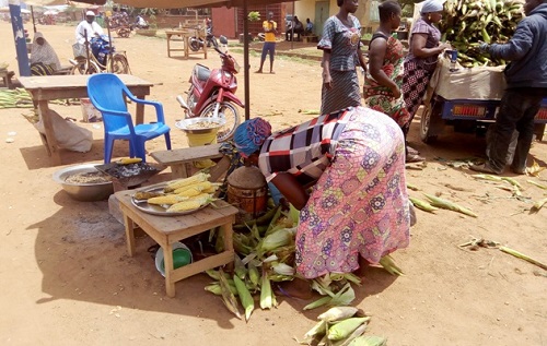 Grillade de maïs frais : Une activité de survie économique pour plusieurs femmes à Ouagadougou