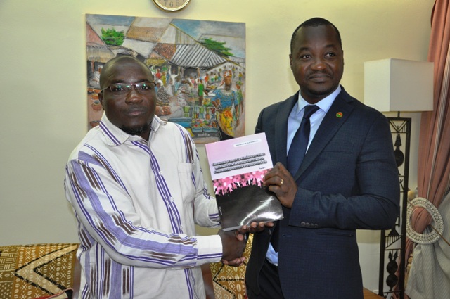 Littérature : Wendinminté Ouédraogo présente son nouveau livre au ministre Harouna Kaboré