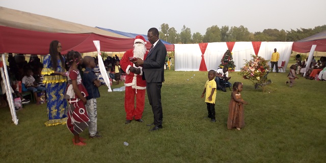 Assemblée nationale : Les enfants du personnel communient autour d’un arbre de Noël 