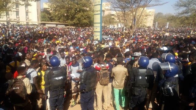 Ouagadougou : Des milliers d’élèves dans la rue pour réclamer des évaluations