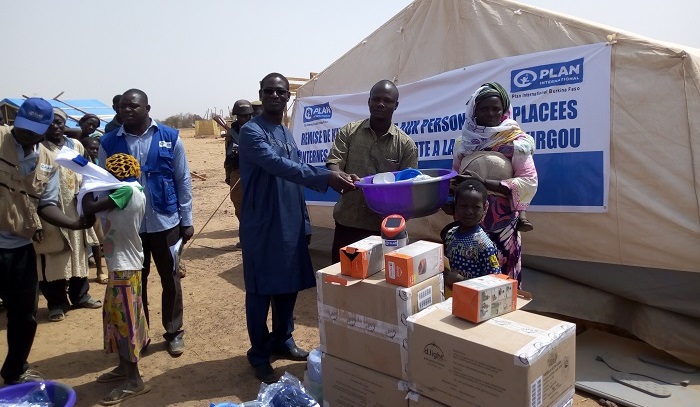 Site de déplacés de Foubé : Plan Burkina apporte des kits d’urgence à 432 ménages