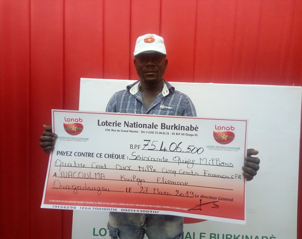 Loterie nationale burkinabè : Le super gagnant de 75 millions de FCFA reçoit son chèque 
