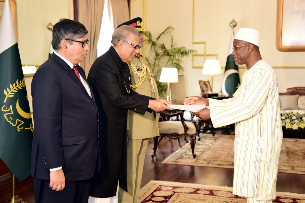 Burkina Faso - Pakistan : Le Président Arif Alvi reçoit les lettres de créance de l’ambassadeur Souleymane Koné  