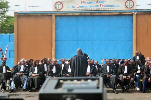 Sit-in des avocats : Matinée de plaidoirie devant la Maison d’arrêt et de correction de Ouagadougou (MACO) 
