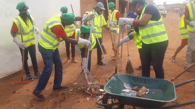 Journée internationale de l’environnement : Nestlé Burkina nettoie le marché de Dassasgho