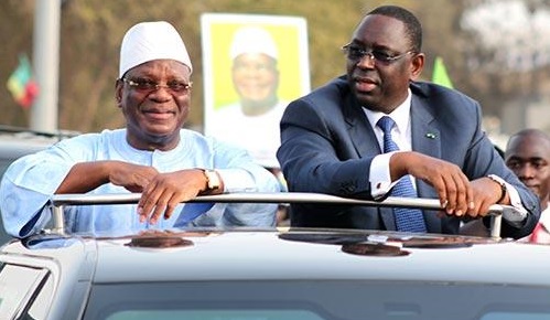 Sénégal : La voiture de Macky Sall avec à son bord le président malien  prend feu