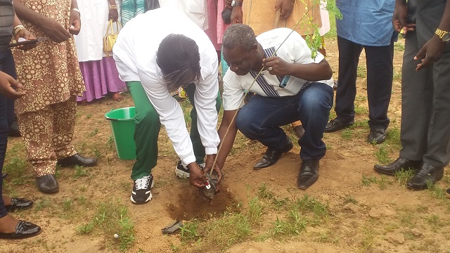 Journée de l’arbre : La ministre de la Santé reboise au Centre médical de Saaba