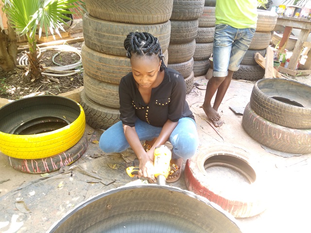  Recyclage : Amiratou Porgo ou comment transformer les pneus usagés en objets d’art  