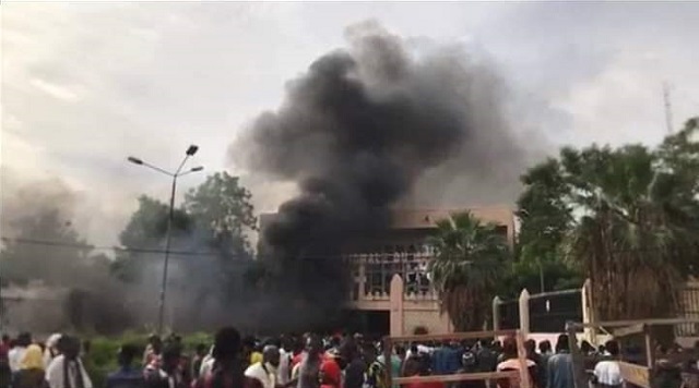 Crise politique au Mali : L’Assemblée nationale saccagée par des manifestants
