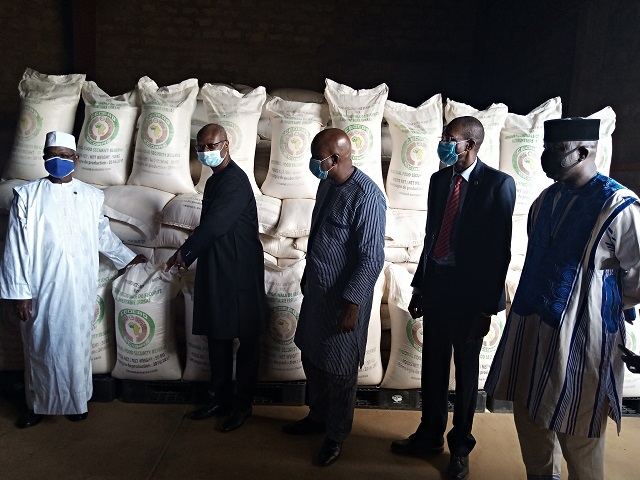 Solidarité : Le gouvernement du Burkina Faso reçoit 954 tonnes de riz de la part de la CEDEAO 
