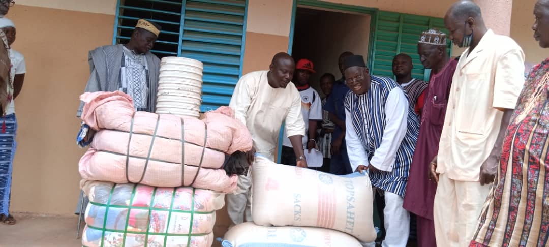 Commune de Kossouka (Yatenga) : Le député Wendyélé Sawadogo offre des vivres aux déplacés et un forage aux populations