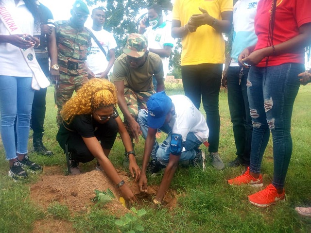 Opération « Un jeune, un arbre » : Le groupe Boss Life Communication plante 400 arbres à Loumbila