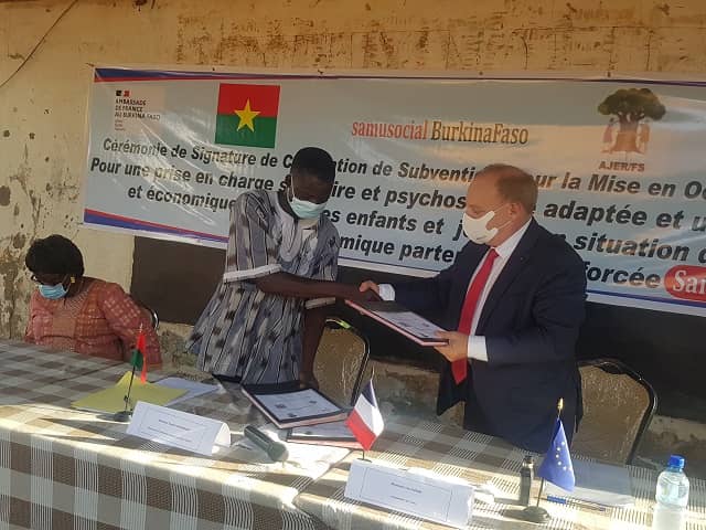Enfants en situation de rue au Burkina : L’ambassade de France apporte un soutien de 22 millions de Fcfa 