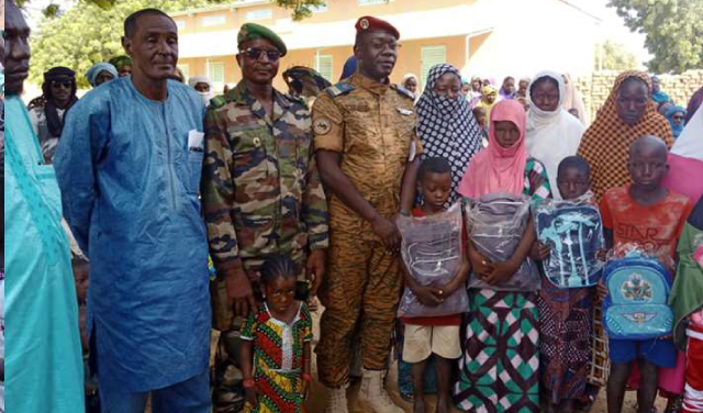 Education : La  Force  conjointe  du  G5  Sahel  distribue  400  kits  scolaires à des élèves nigériens et burkinabè