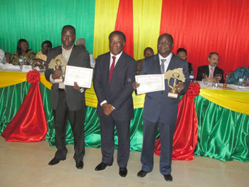Les directeurs généraux de l'ONEA et FERMEX TROPICO, lauréats des prix du gouvernement dans le secteur secondaire, ont reçu leurs récompenses des mains du ministre du commerce, président des 5èmes JEB.
