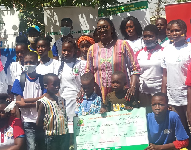 Solidarité : La CARFO vole au secours de 750 enfants avec des bourses scolaires 