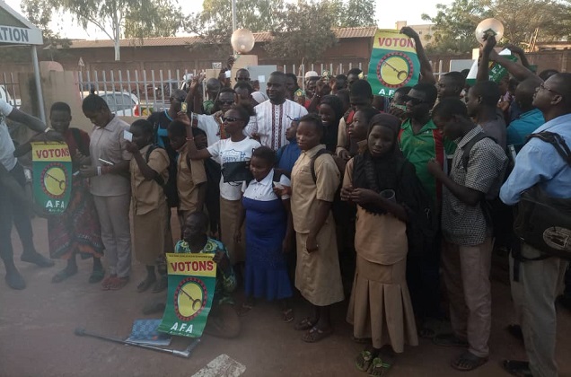 Législatives 2020 au Burkina : Adama Kanazoé de la coalition AFA communie avec les handicapés visuels 