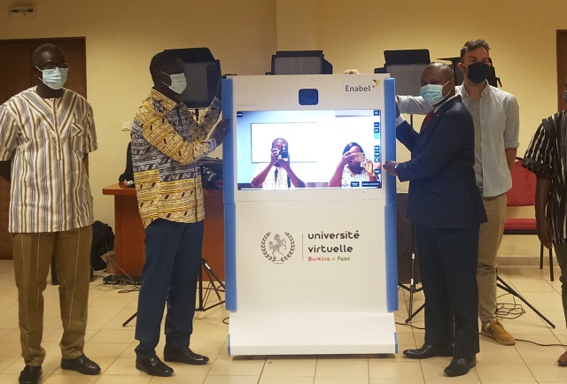 Enseignement à distance au Burkina : L’Université virtuelle reçoit un studio d’enregistrement mobile