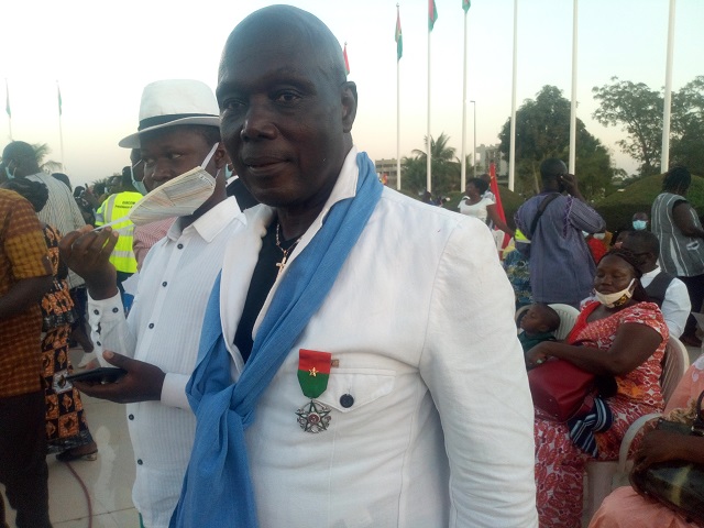 Mode : François 1er fait chevalier de l’Ordre du mérite du Burkina Faso