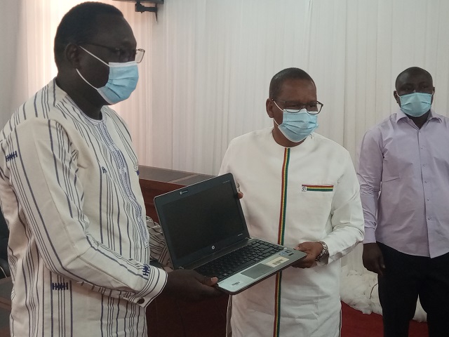 Burkina : La CENI offre 400 ordinateurs à l’Office national d’identification 