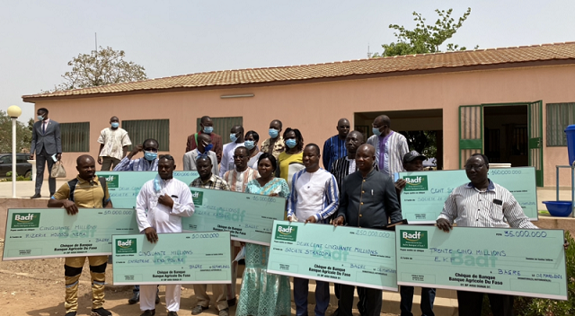 Promotion et commercialisation du riz de Bagré : Huit unités de transformation reçoivent des chèques de 16 à 250 millions de F CFA