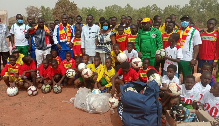 Sport : Du matériel sportif offert à Lowgoin Football club de Toma (Nayala)